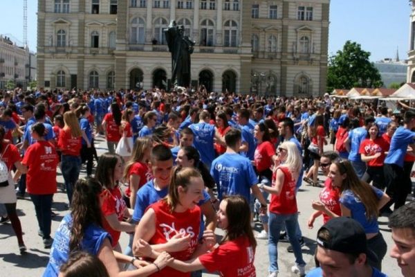 Učenici završnih razreda srednjih škola i ove godine plesali u istom ritmu